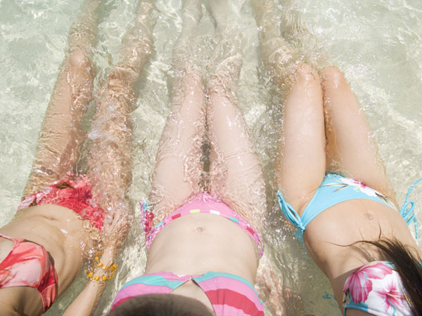 水着の3人女性